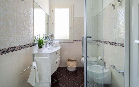 Villa Rossini: Badeværelse, Sanitærarmatur, Badeværelsesvask, Gulvbelægning, Håndvask, Toilet, Indretning, Etage, Toiletbræt, Tap