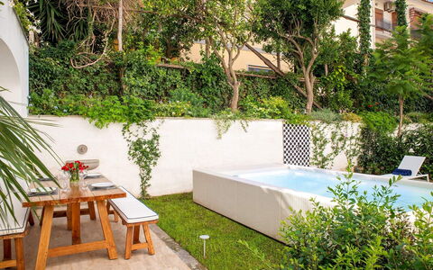 The Ivy Villa: Have, Blomsterkrukke, Udendørs Møbler, Fritid, Svømmepøl, Stueplante, Eco Hotel, Backyard, Gårdsplads, Skygge