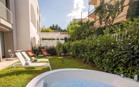 The Ivy Villa: Svømmepøl, Udvej, Udendørs Møbler, Hacienda, Liggestol, Altan, Villa, Hotel, Eco Hotel, Gårdsplads