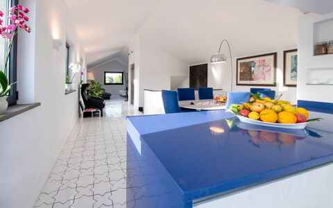 The Ivy Villa: Blå, Indretning, Gulvbelægning, Etage, Loft, Køkken, Møbel, Flise, Countertop, Værelse