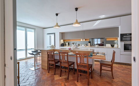 Villa Angela: Møbel, Indretning, Gulvbelægning, Køkken, Countertop, Etage, Træ, Stol, Loft, Køkken & Spisebord