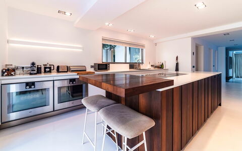 Villa Sound: Indretning, Møbel, Gulvbelægning, Countertop, Køkken, Træ, Loft, Cabinetry, Lysarmatur, Køkken Apparat