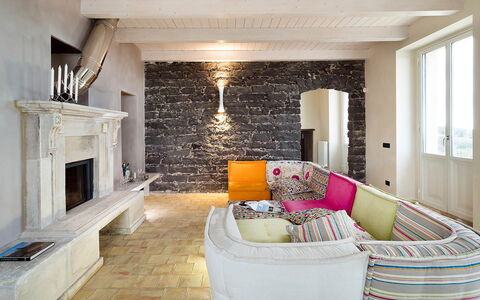 Villa Magical Tower: Møbel, Indretning, Gulvbelægning, Væg, Etage, Couch, Træ, Loft, Stue, Værelse