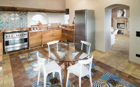Villa Magical Tower: Møbel, Gulvbelægning, Indretning, Etage, Køkken, Træ, Countertop, Stol, Belysning, Flise