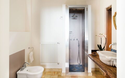 Villa Magical Tower: Badeværelse, Gulvbelægning, Sanitærarmatur, Etage, Væg, Indretning, Træ, Tap, Vvs, Flise