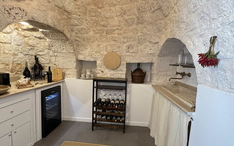 Trulli Maria: Indretning, Møbel, Reoler, Køkken, Hylde, Køkken Apparat, Countertop, Naturmateriale, Cabinetry, Lysarmatur