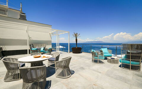 Villa Marina Grande: Blå, Udendørs Møbler, Svømmepøl, Udvej, Møbel, Hav, Stol, Ocean, Skygge, Kyst