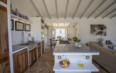 Casa Naomi: Møbel, Indretning, Træ, Gulvbelægning, Countertop, Loft, Cabinetry, Køkken, Etage, Hjem