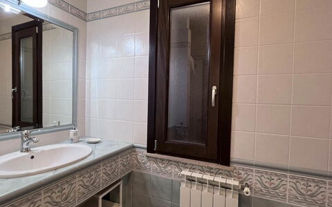 Villa Jamie: Badeværelsesvask, Sanitærarmatur, Håndvask, Indretning, Gulvbelægning, Spejl, Tap, Badeværelse, Countertop, Etage
