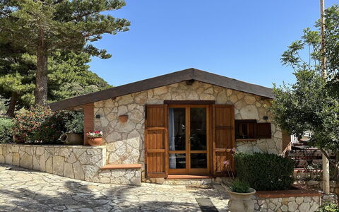 Casa Sally: Dør, Rots, Sommerhus, Stenmur, Have, Skygge, Garden Bygninger, Landscaping, Estate, Gård