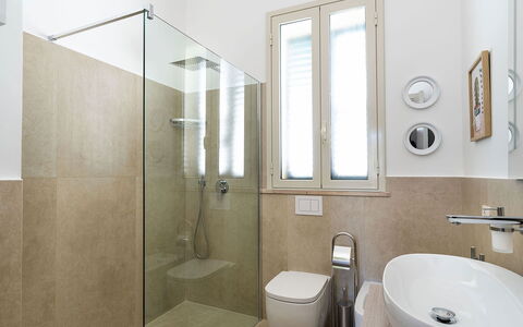 Ippocampo: Badeværelse, Gulvbelægning, Sanitærarmatur, Etage, Toilet, Væg, Indretning, Toiletbræt, Håndvask, Tap