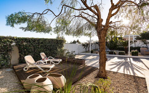 Ninfa: Udendørs Møbler, Have, Skygge, Landscaping, Backyard, Blomsterkrukke, Gård, Gårdhave, Eco Hotel