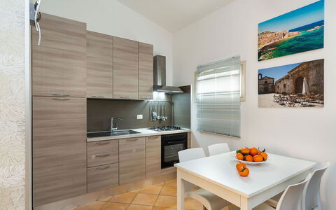 Ninfa: Køkken Apparat, Køkken, Større Bandage, Gulvbelægning, Indretning, Countertop, Træ, Møbel, Husholdningsapparat, Etage