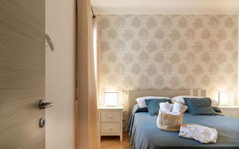 Ninfa: Indretning, Møbel, Væg, Soveværelse, Seng, Træ, Etage, Gulvbelægning, Sengetøj, Textile