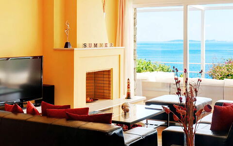 Red Villa: Møbel, Indretning, Orange, Stue, Belysning, Couch, Værelse, Bord, Etage, Lejlighed