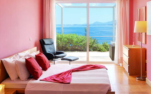 Red Villa: Møbel, Indretning, Soveværelse, Seng, Textile, Etage, Værelse, Gulvbelægning, Hjem, Sengetøj