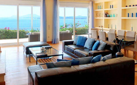 Villa Azzurra: Møbel, Indretning, Bord, Couch, Gulvbelægning, Loft, Etage, Stol, Værelse, Stue