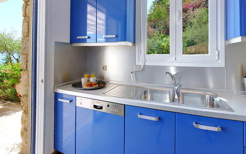 Villa Azzurra: Blå, Køkken, Køkken Apparat, Større Bandage, Køkkenvask, Countertop, Håndvask, Cabinetry, Sanitærarmatur, Hjem