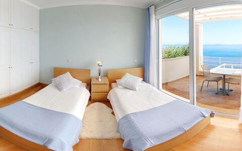 Villa Azzurra: Møbel, Indretning, Etage, Gulvbelægning, Værelse, Loft, Stol, Hav, Lejlighed, Soveværelse