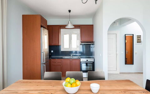 Villa Eftychia: Møbel, Indretning, Gulvbelægning, Køkken, Træ, Cabinetry, Etage, Stol, Countertop, Større Bandage