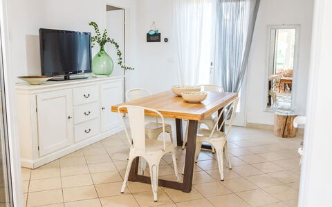 Villa la Rezza: Møbel, Træ, Bord, Indretning, Gulvbelægning, Køkken & Spisebord, Stol, Spisestue, Etage, Værelse