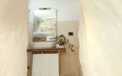 Villa la Rezza: Væg, Indretning, Værelse, Loft, Sengetøj, Naturmateriale, Stueplante, Sanitærarmatur, Bejdse, Soveværelse