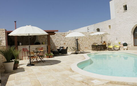 Masseria San Michele: Udendørs Møbler, Flise, Svømmepøl, Stenmur, Paraply, Udvej, Skygge, Stol, Beton, Gårdhave