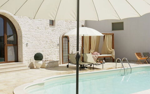 Masseria San Michele: Paraply, Udendørs Møbler, Skygge, Liggestol, Stol, Udendørs Bord, Design, Svømmepøl, Gårdhave