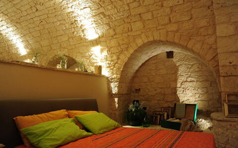 Masseria San Michele: Indretning, Møbel, Væg, Soveværelse, Seng, Loft, Værelse, Belysning, Gulvbelægning, Etage
