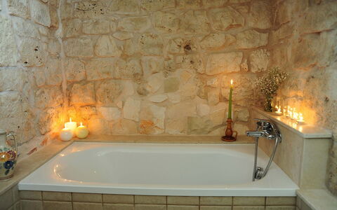 Masseria San Michele: Badekar, Badeværelse, Sanitærarmatur, Væg, Indretning, Gulvbelægning, Tap, Etage, Vvs, Belysning