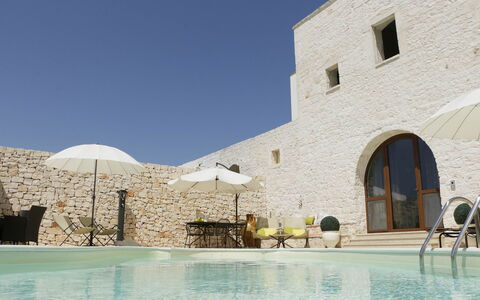 Masseria San Michele: Væg, Udendørs Møbler, Estate, Svømmepøl, Stenmur, Villa, Flise, Hacienda, Liggestol, Caravanserai