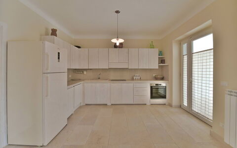 Masseria Ostuni: Gulvbelægning, Etage, Cabinetry, Indretning, Countertop, Køkken, Træ, Loft, Møbel, Belysning