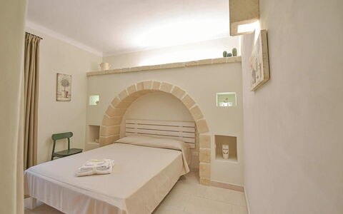 Masseria Ostuni: Væg, Indretning, Loft, Gulvbelægning, Etage, Møbel, Værelse, Lejlighed, Seng, Soveværelse