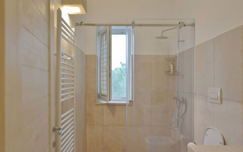Masseria Ostuni: Væg, Sanitærarmatur, Gulvbelægning, Etage, Badeværelse, Indretning, Vvs, Belysning, Brusehoved, Bruser