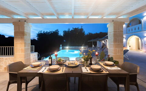 Masseria Ostuni: Møbel, Stol, Indretning, Gulvbelægning, Bord, Udendørs Møbler, Køkken & Spisebord, Svømmepøl, Loft, Udvej