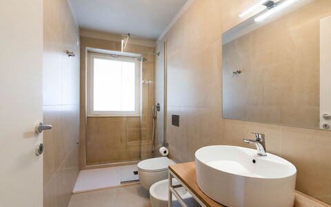 La Rosa dei Venti: Badeværelse, Gulvbelægning, Sanitærarmatur, Væg, Etage, Indretning, Håndvask, Badeværelsesvask, Toilet, Tap