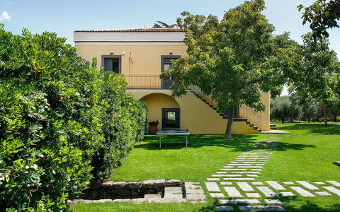 Villa Alcantara: Have, Lawn, Skygge, Estate, Hacienda, Gård, Backyard, Landscaping, Gårdsplads, Villa