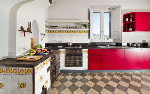 Villa Alcantara: Køkken, Gulvbelægning, Indretning, Køkken Apparat, Komfur, Etage, Countertop, Møbel, Større Bandage, Cabinetry