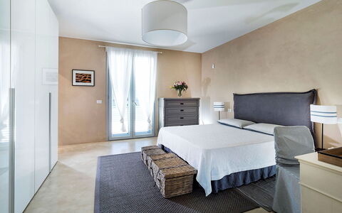 Villa Orangella: Møbel, Indretning, Seng, Væg, Gulvbelægning, Etage, Soveværelse, Træ, Loft, Værelse