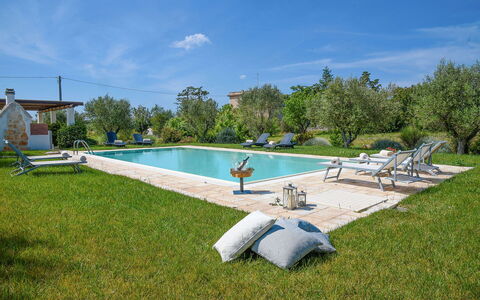Trulli Martina: Svømmepøl, Udvej, Udendørs Møbler, Estate, Have, Hacienda, Backyard, Landscaping, Eco Hotel, Lawn