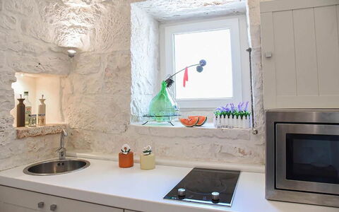 Trulli Martina: Væg, Køkken, Indretning, Countertop, Gulvbelægning, Køkken Apparat, Belysning, Sanitærarmatur, Tap, Hjem