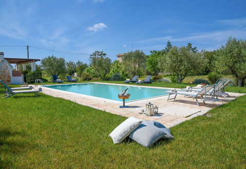 Trulli Martina: Svømmepøl, Udvej, Udendørs Møbler, Estate, Have, Hacienda, Backyard, Landscaping, Eco Hotel, Lawn