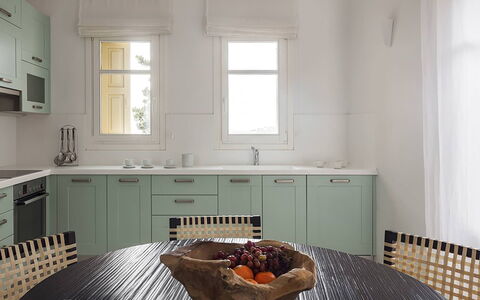 Soleil de Rehnia: Møbel, Indretning, Gulvbelægning, Træ, Cabinetry, Køkken, Etage, Loft, Countertop, Køkken & Spisebord