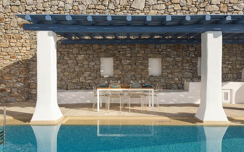 Villa Ipoliti: Kompositmateriale, Skygge, Svømmepøl, Kolonne, Naturmateriale, Stol, Design, Flise, Udendørs Møbler, Pergola