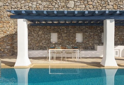 Villa Ipoliti: Kompositmateriale, Skygge, Svømmepøl, Kolonne, Naturmateriale, Stol, Design, Flise, Udendørs Møbler, Pergola