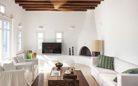 Villa Ariano: Møbel, Indretning, Væg, Couch, Gulvbelægning, Loft, Stue, Etage, Hjem, Værelse