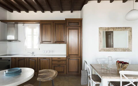 Villa Elpida: Møbel, Indretning, Gulvbelægning, Træ, Countertop, Bord, Køkken, Etage, Stol, Loft