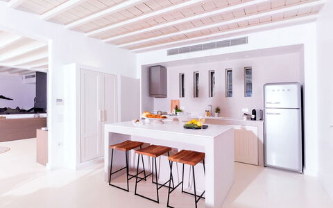 Villa Ivory: Møbel, Indretning, Køkken, Gulvbelægning, Træ, Countertop, Loft, Etage, Hjem, Køkken Apparat