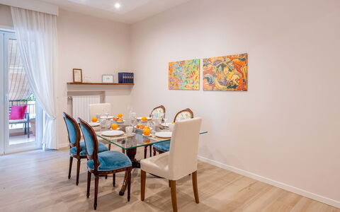 Apartment Bud: Møbel, Indretning, Gulvbelægning, Træ, Etage, Bord, Værelse, Stol, Spisestue, Køkken & Spisebord