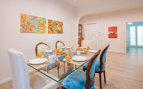 Apartment Bud: Møbel, Indretning, Gulvbelægning, Træ, Spisestue, Etage, Bord, Køkken & Spisebord, Loft, Stol